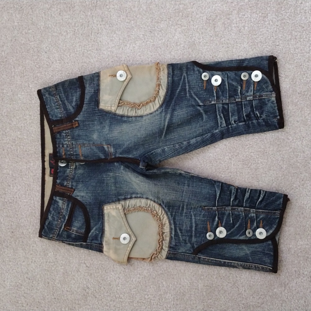 Capri Jeans Suede Details and Pockets Fits Kids Size 14 or Women's Size 00 Short